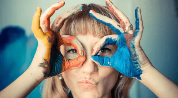 Femme lunettes avec ses mains peinture